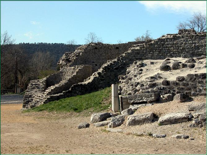 Le Théâtre gallo-rmain. La cavea ou gradins.