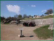 Vue d'ensemble sur le théatre, la Cavea et l' Orchestra composé de deux espaces délimités au sol par des dalles en pierre dessinant un fer à cheval.