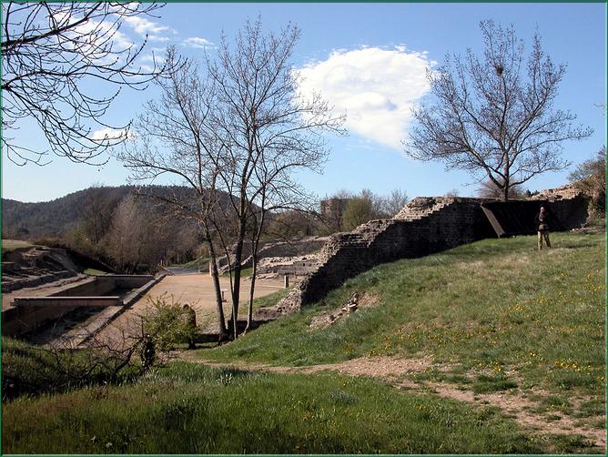 Le théâtr, la Cavea (gradins), l' Orchestra, la Scène installée sur la canalisation du ruisseau