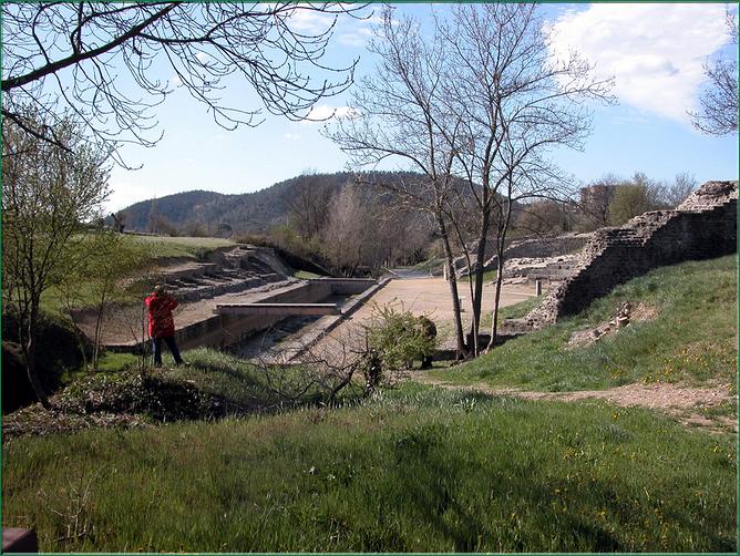La particularité de ce théâtre du IIe. est d'être installé sur un ruisseau canalisé qui passe sous la scène.
