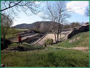 La particularité de ce théâtre du IIe. est d'être installé sur un ruisseau canalisé qui passe sous la scène.