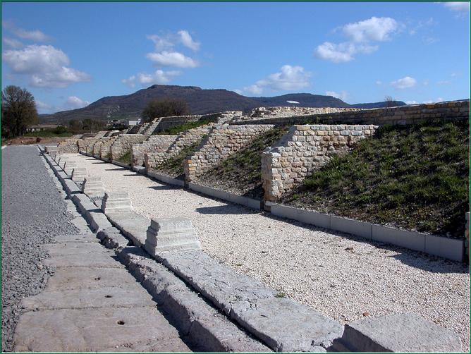 Des boutiques d'artisans viennent s'adosser aux batiments du centre monumental, le long du cardo maximus.