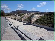 Des boutiques d'artisans viennent s'adosser aux batiments du centre monumental, le long du cardo maximus.