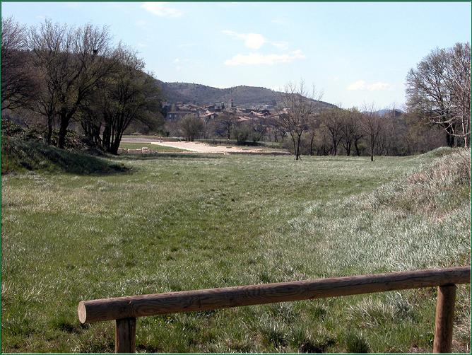 Le village actuel d'Alba dominant la plaine et les vestiges archéologiques de la ville antique.