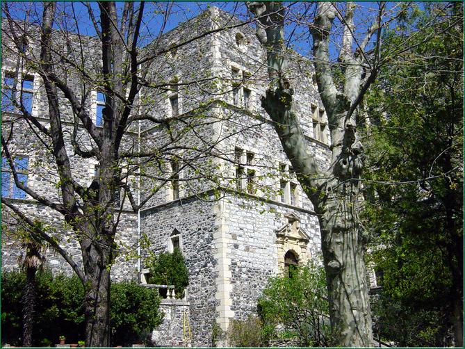 Le château d'Alba XVIè,à la silhouette de grosse bastide méridionale