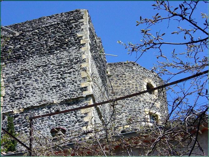 Le château d'Alba construit sur un neck volcanique,au dessus de ses remparts...