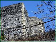 Le château d'Alba construit sur un neck volcanique,au dessus de ses remparts...