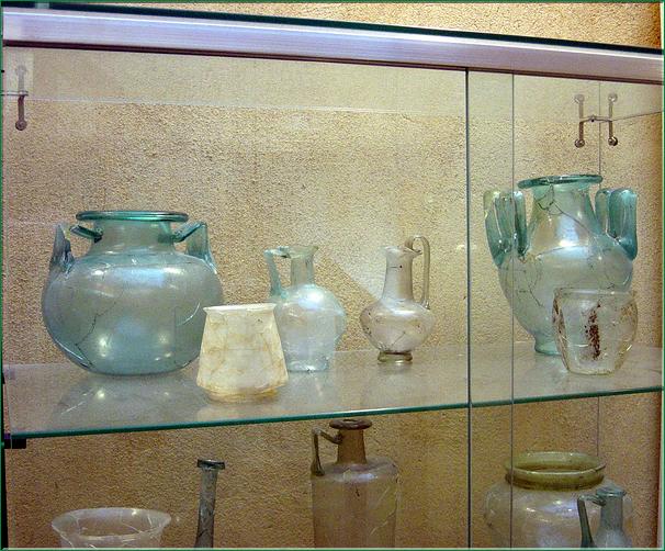 Vases en verre déposés dans la sépulture du défunt