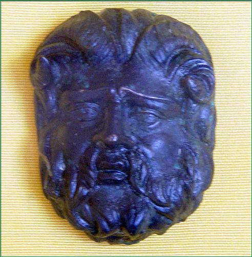 un visage en bronze