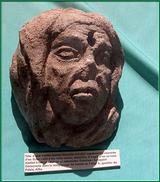 Tête d'une vielle femme (ex-voto aux dieux)
