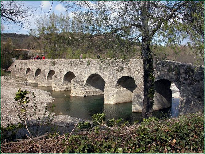 La portion de la rive droite est la partie la plus ancienne