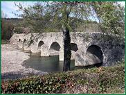 Les piles, de dimensions différentes, sont toutes dotées d'étraves en amont. Les fondations sont en grands blocs de molasse et de calcaire,