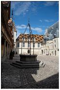 Cette cour cache un puits (élégance de la ferronnerie gothique).Il assurait l'approvisionnement en eau de tout l'hôpital. 