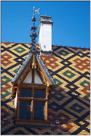 Les bâtiments des hospices de Beaune avec leurs toits d'ardoise colorée très typiques de l'art Bourguignon