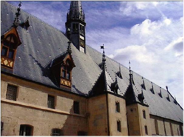 ... faite de pierres et d'adoises,  qui abrite la salle des malades. Elle n'offre que surfaces lisses et couleurs uniformes.
