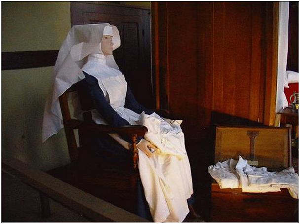 Une des soeurs, à l'entrée de la salle.