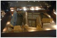 Maquette de l'Hôtel Dieu en paille réalisée au XVIIIè par un malade. Sous cette salle, on peut voir couler un cours deau (la Bouzaise) qui permettait lévacuation ...
