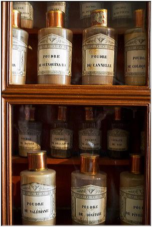 Pots contenant des onguents, huiles, pilules, sirops ... 