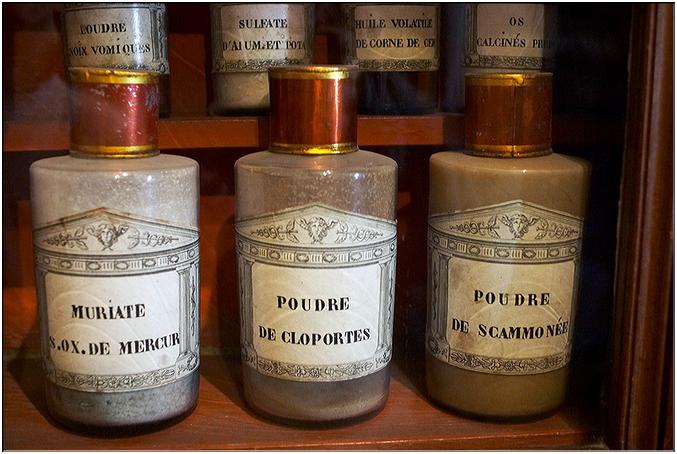 Pots en verre contenant des spécifiques dont certains laissent rêveur!.... 