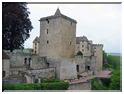 Le majestueux donjon, la tour des prisons , le pont levis, les larges enceintes, les souterrains, témoignent de son passé, féodal et guerrier