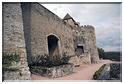 Au milieu de la courtine, entre la tour carrée et le donjon, se dresse une tour en éperon, pointe du triangle dirigée vers l'ennemi (XIIIè.)