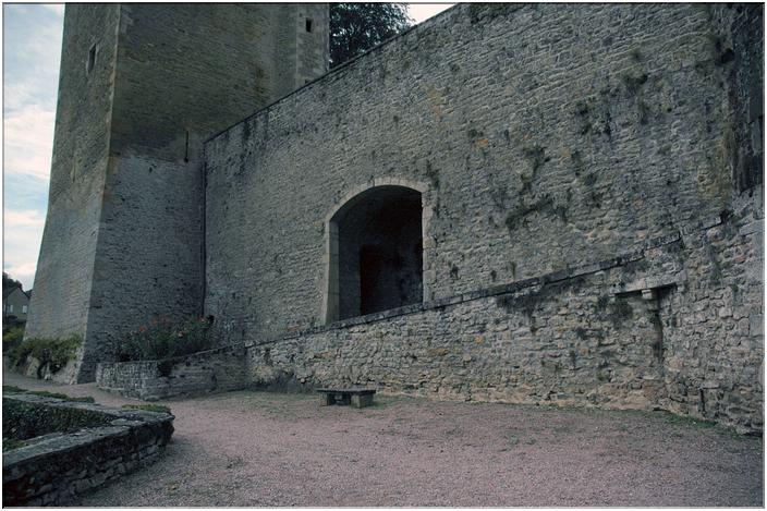 Courtine (élément de muraille reliant deux bastions ou deux tours flanquantes)