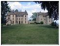 Un château qui tranche dans un paysage de verdure et qui malgré une grande partie détruite ne manque pas dintérêt