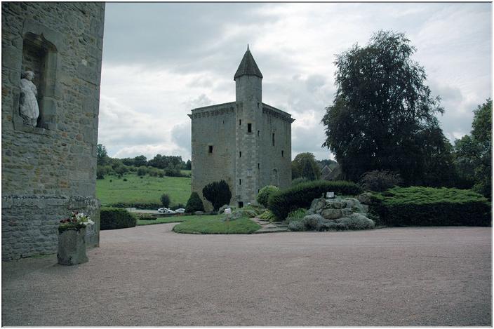 de la cour, le donjon a subi des modifications, avec machicoullis, larges baies du XIVè., tourelle d'escalier du XVè.