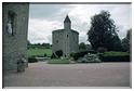 de la cour, le donjon a subi des modifications, avec machicoullis, larges baies du XIVè., tourelle d'escalier du XVè.