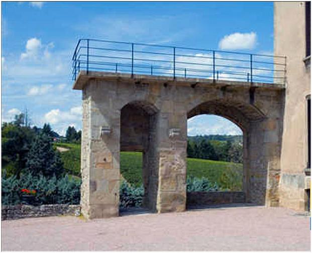 Reste de la porte d'entree du chateau qui etait constituée d'un pont levis.