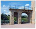 Reste de la porte d'entree du chateau qui etait constituée d'un pont levis.