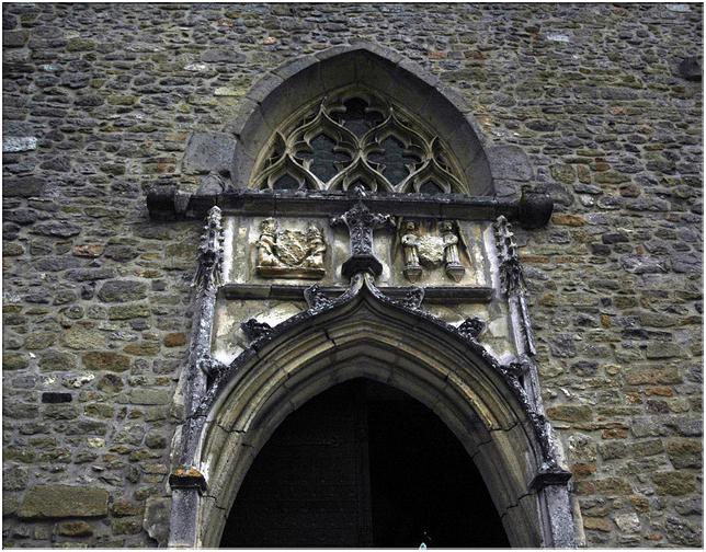 Sur le portail gothique de la chapelle,sont sculptés le blason du Duc de Bourgogne, protecteur du lieu et celui de l'ordre de la Toison d'Or 