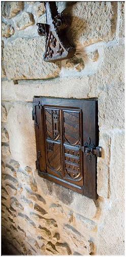 Coffre du seigneur. La porte en bois renferme un coffre (vide !) qui permettait au seigneur d'y entreposer ces objets de valeurs.