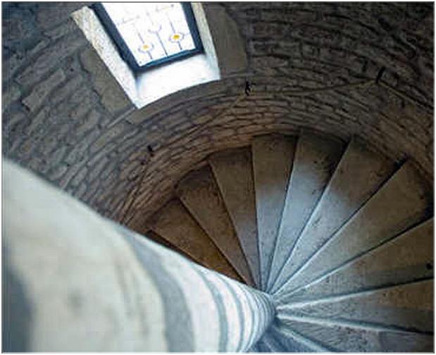 Escalier à vis, à l'intérieur de la tourelle du donjon, pour accéder aux étages