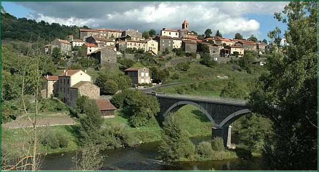 Saint-Arcons-dAllier, juché sur un éperon rocheux, haut lieu du festival de poésie, possède un musée du fer blanc unique en France