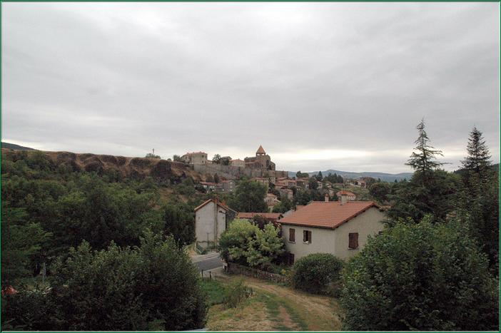 St-Arcons-d'Allier (Haute-Loire).    Le village de St-Arcons d'Allier, perché entre la Sioule et l'Allier