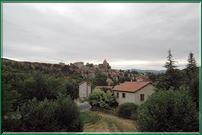 St-Arcons-d'Allier (Haute-Loire).    Le village de St-Arcons d'Allier, perché entre la Sioule et l'Allier