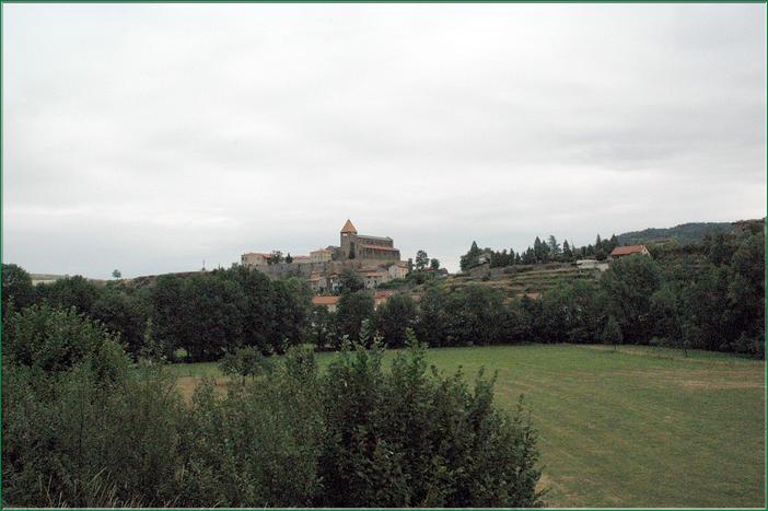 Ce village, presque à labandon dans les années 1975, et dont les restes du château ont échoué en héritage à une dame de Langeac, 