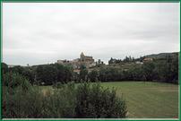 Ce village, presque à labandon dans les années 1975, et dont les restes du château ont échoué en héritage à une dame de Langeac, 