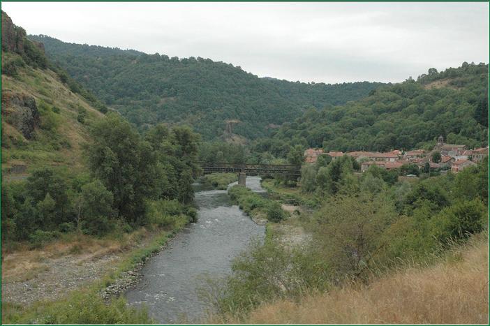 La vallée qui précède les gorges de l'Allier commence à se profiler - A Saint Arcons, la vallée se rétrécie, la voie se rapproche de l'Allier