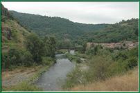 La vallée qui précède les gorges de l'Allier commence à se profiler - A Saint Arcons, la vallée se rétrécie, la voie se rapproche de l'Allier