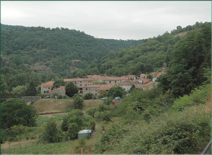 Saint-Julien des Chazes  un village bien tranquille au bord de lAllier.