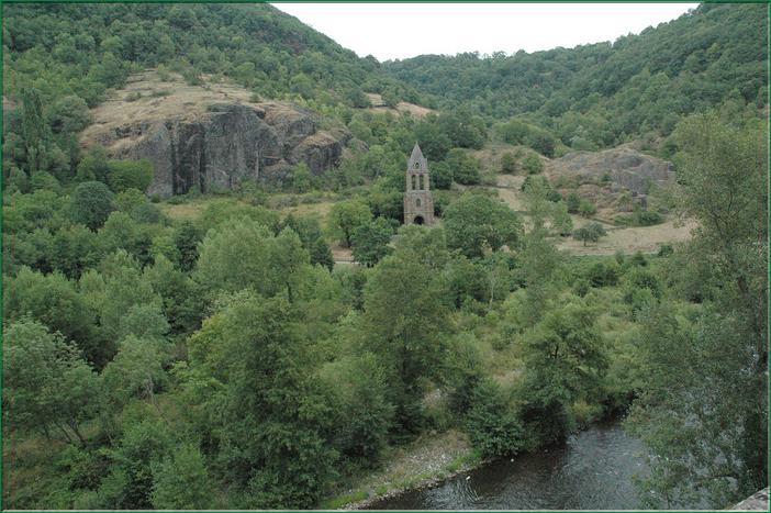 qui héberge léglise de Sainte Marie, une réplique de la cathédrale du Puy...