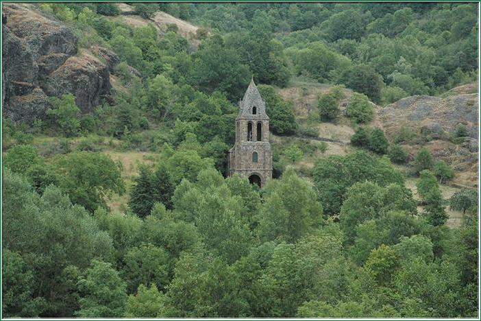 Curieusement isolée dans un méandre de la vallée, l'église de Ste Marie des Chazes confond presque avec la falaise volcanique, sa robuste architecture romane superbement re
