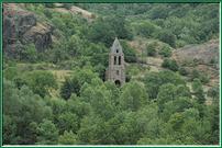 Curieusement isolée dans un méandre de la vallée, l'église de Ste Marie des Chazes confond presque avec la falaise volcanique, sa robuste architecture romane superbement re