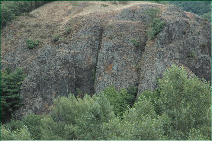.Les blocs de basalte aux formes mouvementées jalonnent la vallée... les falaises portent les traces de loccupation au néolithique...