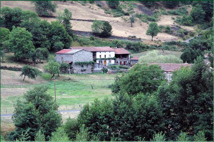 La Salmoniculture du Haut-Allier, unique par sa dimension en Europe, doit notamment permettre de repeupler la rivière Allier et ses affluents.