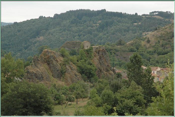 Sur les bords des gorges ou sur ses pentes, lorsqu'elles se font douces, surgissent tous les 4 ou 5 km des petits villages construits de grosses pierres multicolores