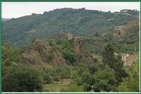 Sur les bords des gorges ou sur ses pentes, lorsqu'elles se font douces, surgissent tous les 4 ou 5 km des petits villages construits de grosses pierres multicolores