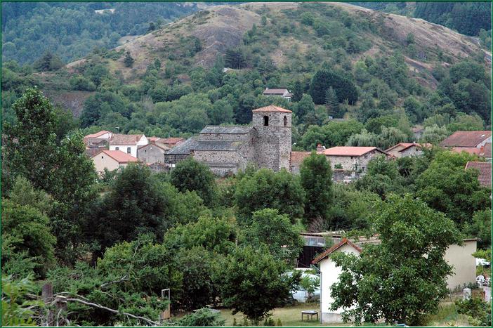 ...et dominés par les clochers de leur église et de leur abbaye